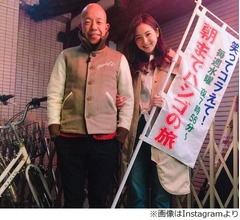 佐々木希、バイきんぐ小峠と腕組み2ショット