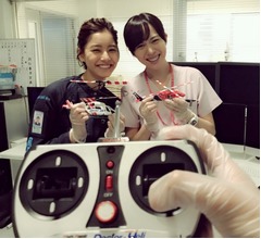 比嘉愛未＆新木優子、ドクターヘリ手にニッコリ