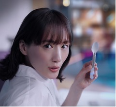 綾瀬はるか、ドコモの&ldquo;味覚共有スプーン&rdquo;に驚きの笑顔