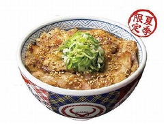 吉野家が初の&ldquo;塩味&rdquo;メニュー、夏季限定の「焼味 ねぎ塩豚丼」。