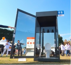 &ldquo;シースルートイレ&rdquo;神宮外苑に突如出現