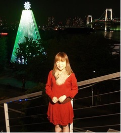 川嶋あい&ldquo;原点の地&rdquo;でライブ、ツリー点灯式で新曲など6曲を披露。