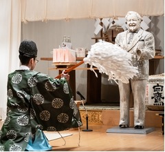 道頓堀川に投げ込まれ生還した&ldquo;カーネル像&rdquo;、老朽化進み保管困難で人形納め