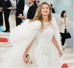 年26億円&ldquo;世界で最も稼いだ&rdquo;スーパーモデル、絶頂期の自殺願望告白