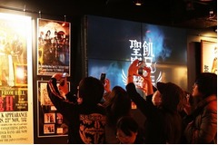 聖飢魔IIの「コワイイ」カフェ、呑気に歩く愚かな人間をおびき寄せる。