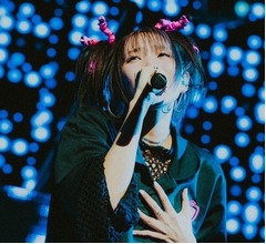 YOASOBIが世界最大級のフェス「コーチェラ」で単独ステージ、全9曲＆45分熱唱