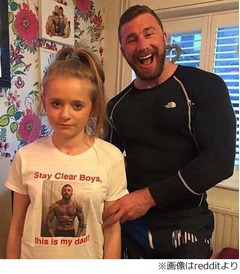 父が発案した&ldquo;娘の男よけ&rdquo;法、自分の筋肉ムキムキ写真付きTシャツ着せる。