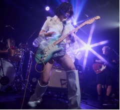 のん、太もも全開&ldquo;超ミニスカ&rdquo;姿に反響「素敵」「めちゃかわ」