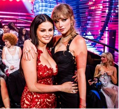 テイラー・スウィフト、結婚式のスピーチで&ldquo;長年の親友&rdquo;セレーナ・ゴメスをイジる