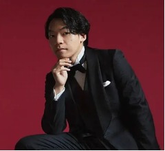 「ゼクシィ」に&ldquo;クイズ王&rdquo;伊沢拓司が登場、人生初のタキシード姿披露