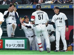 鈴木を迎える井端監督ら　野球