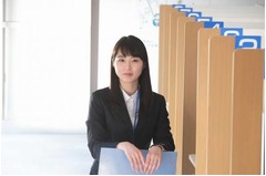 活動休止明け朝倉あきが復活、「明光義塾」ショートフィルムで講師役。