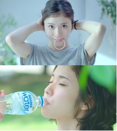 松岡茉優の輝くキラキラ笑顔、「アクエリアス ウォーター」新CMに。