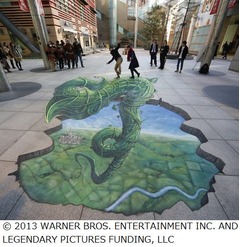 超デカい&ldquo;豆の木&rdquo;出現に喝采、世界的トリックアーティスト初来日。