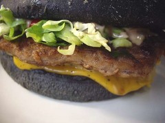 黒い&ldquo;ベイダーバーガー&rdquo;実食、黒い箱を開けると「黒い、実に黒い」。