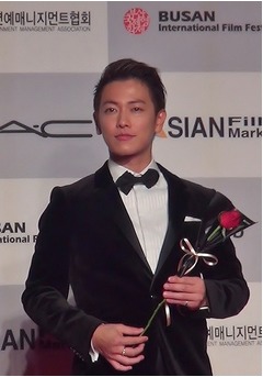 佐藤健の姿に韓国ファンが熱狂、釜山国際映画祭の野外舞台挨拶で歓声。