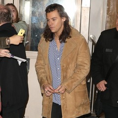 1Dハリーが赤裸々回答「年齢倍以上の女性と交際」「ファンに手出した」。