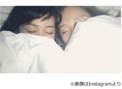 大島優子と前田敦子が密着スヤスヤ、顔寄せ合う寝姿にファンも大喜び。