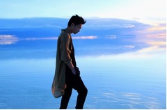 佐藤健が10周年記念の写真集、行きたかったウユニ塩湖で撮影を敢行。