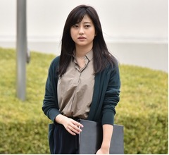 菊地亜美が黒髪で真剣演技、新たな一面見せる