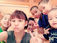 西内まりやがプライベートで大家族と再会、TV番組の密着取材で出会う。