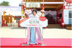 菜々緒&ldquo;乙姫&rdquo;が竜宮城に降臨、三太郎世界観再現の「auの海の家」。