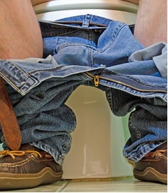 「男は座り小便」ルール化提案、導入すれば健康促進にも効果的？