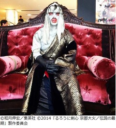 超リアルな等身大の志々雄座像、新宿ピカデリーで特別展示を実施。