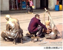 歩行者天国の銅像に&ldquo;排便&rdquo;、清掃員「よくあること。感覚がマヒ」。