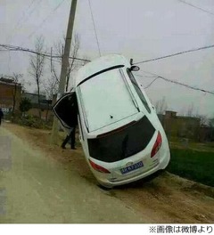事故で&ldquo;宙に浮いた？&rdquo;自動車、現場写真に「いったいどうやったら&hellip;」。