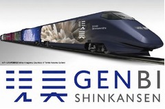 斬新外観のアートカフェ新幹線、車体全体に夏の夜空彩る長岡の花火。