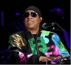 全盲のスティーヴィー・ワンダー「私が実は&ldquo;見えている&rdquo;という噂がある」