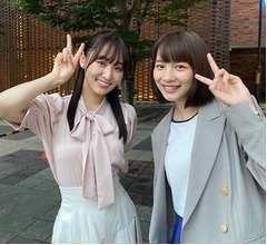のん、&ldquo;ゆっかちゃん&rdquo;菅井友香と満面の笑みでピース