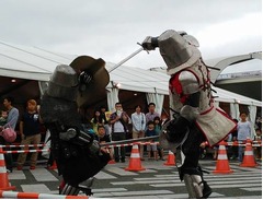 西洋甲冑まとった騎士がバトル、アジア最大級のアーマーバトルイベント。