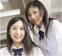 女子中高生に流行のモノ・コト、「壁ドン」「LINE歌詞ドッキリ」など。