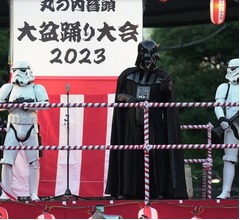 銀河初「スター・ウォーズ盆踊り」大盛り上がり、ダース・ベイダーが降臨