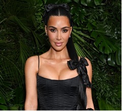 キム・カーダシアン、ドラマ共演者に&ldquo;サーモン精子&rdquo;のクリスマスギフト贈る