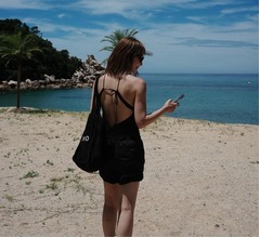 新山千春、&ldquo;背中パックリ&rdquo;な全身モノトーンの大人水着姿を披露