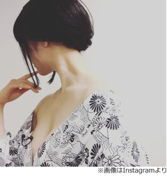 森下悠里が浴衣姿でポロリ寸前、セクシーな一枚にファンも大喜び。