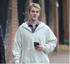 ジャスティン・ビーバー、叫びまくる客に不快感