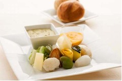 JALの新機内食をカフェで提供、ビジネスクラスの味を期間限定で。