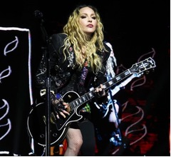 マドンナ、激怒したファンに訴えられる「ポルノまがいのショーを見せられた」