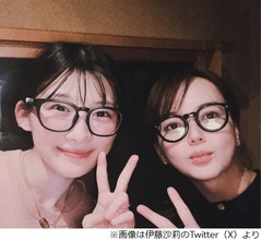 伊藤沙莉＆多部未華子の&ldquo;経理部コンビ&rdquo;、メガネ姿の2ショットに反響