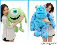 マイク＆サリー特大ぬいぐるみ、モンスターサイズで手触りふわふわ。