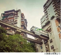 ビルを&ldquo;貫通&rdquo;して走る電車に興奮の声