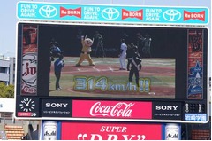 ロボコップが投げた&ldquo;314km&rdquo;、始球式での豪速球に球場どよめく。