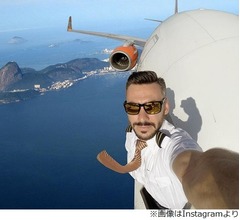 本物？偽物？&ldquo;飛行機から身を乗り出して自撮り&rdquo;