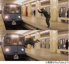 おそロシア&hellip;入線する電車の前で回転ジャンプ