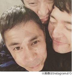 ナイナイ岡村が凄い3ショット、小栗旬＆妻夫木聡と顔寄せ合い密着。