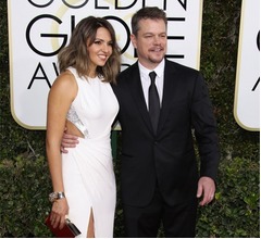 妻大好きマット・デイモン、ライブでもラブラブ